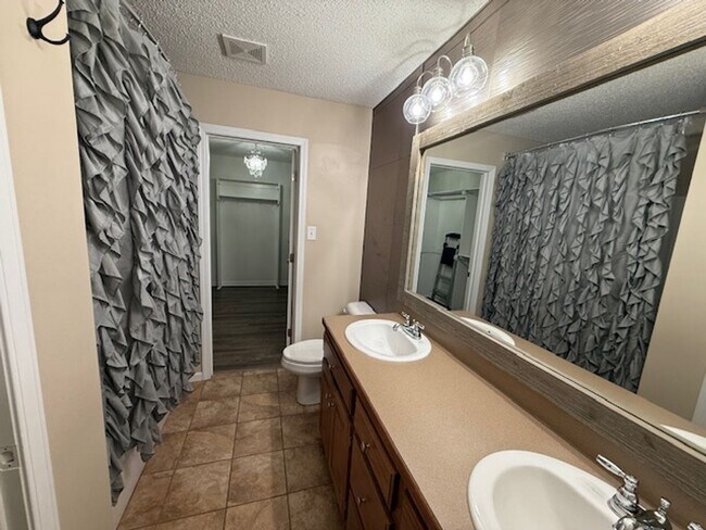 Building Photo - Home for Rent in Benton