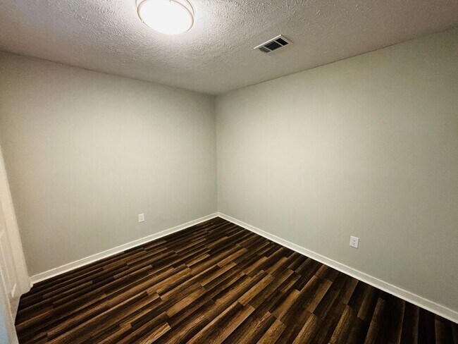 Building Photo - 709 Greenfield Dr