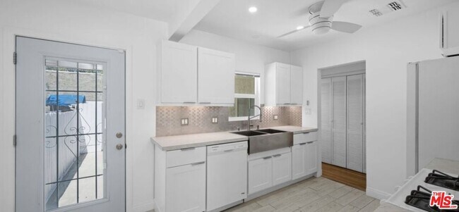 Building Photo - 1149 N Poinsettia Pl