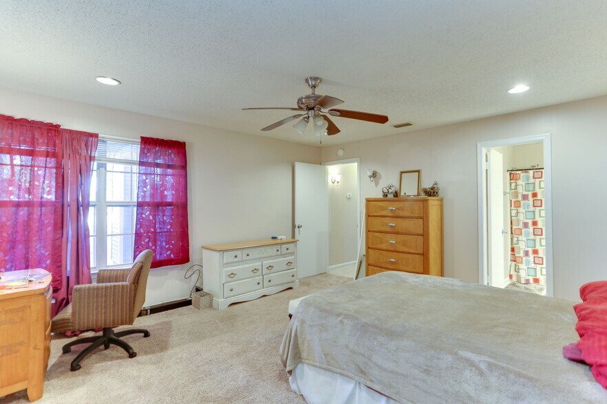 Building Photo - 422 Lees Mill Dr