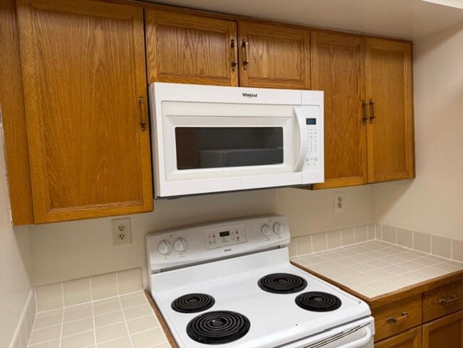 Building Photo - Charming 1 Bed 1 Bath Condo In Convenient Heatherlea