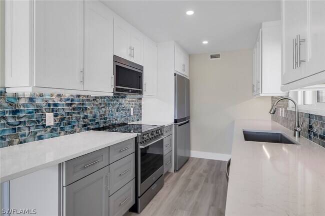 Building Photo - 2500 Gulf Shore Blvd N