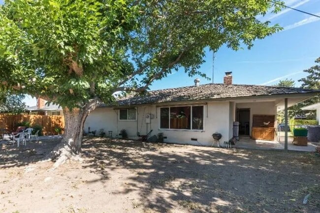 Building Photo - 4014 E Fedora Ave