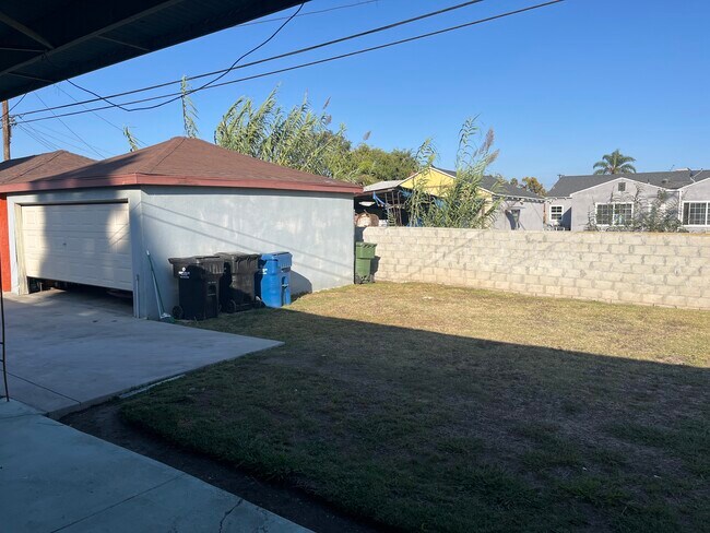 Shared garage and yard - 9028 Crenshaw Blvd
