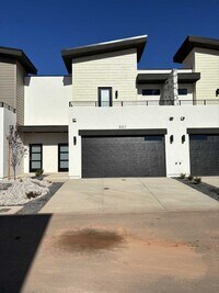 Building Photo - Beautiful Crimson Park Townhome