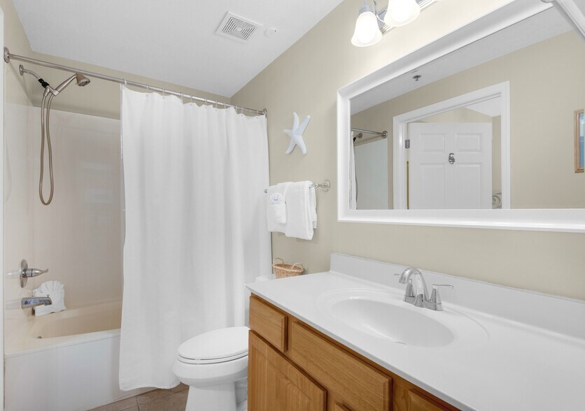 Guest Bathroom - 122 Seascape Dr