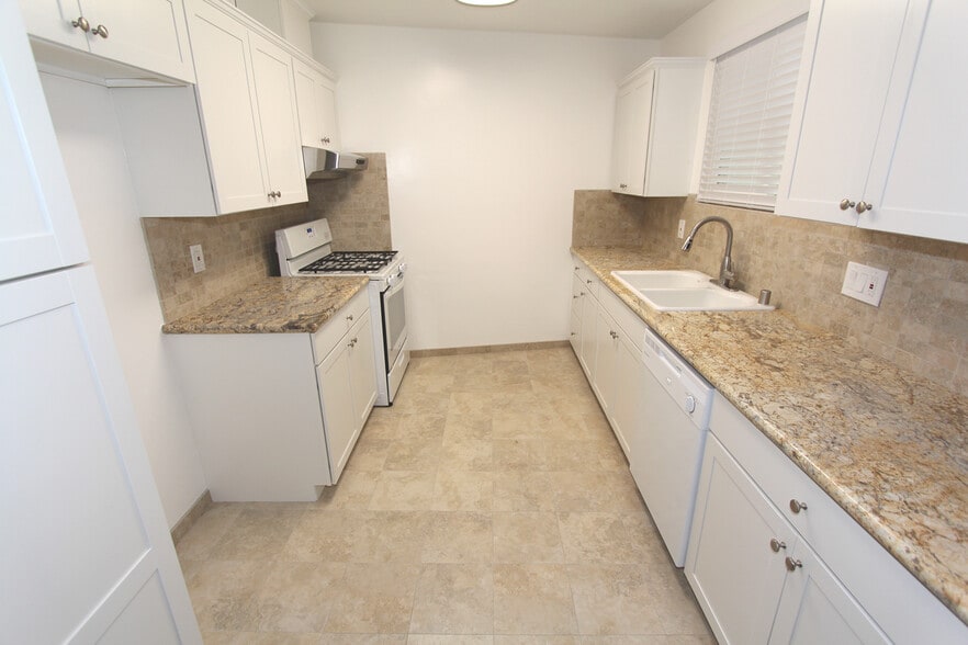 Kitchen - 4800 Woodley Ave