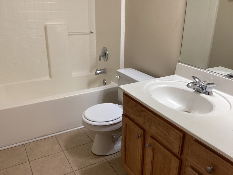 Building Photo - 1009 Friartuck Trl