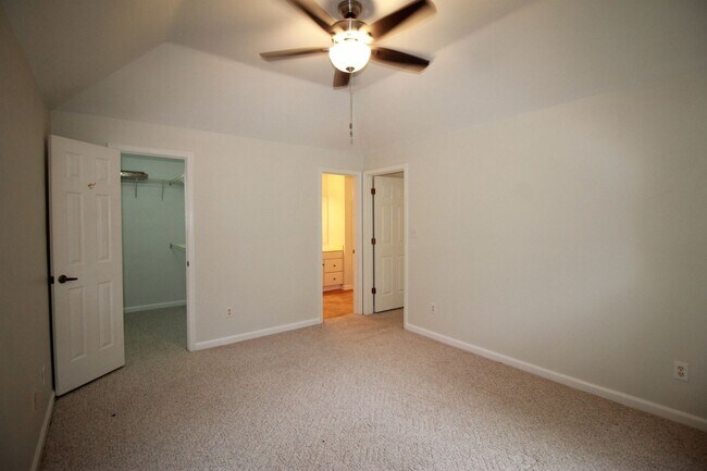 Building Photo - Maintenance free 2 bed and 2 bath condo in award winning golf course community of Kiln Creek