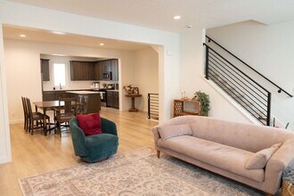 Building Photo - 638 Autumn Ash Cir