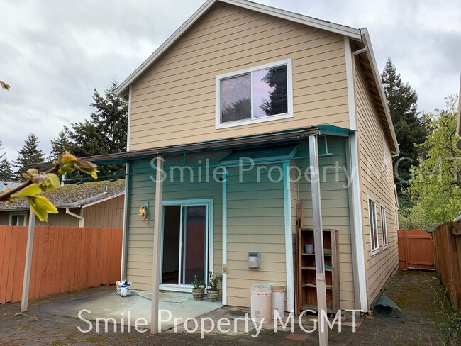 Building Photo - Lovely house with 3 bedrooms and 2.5 bathroom.