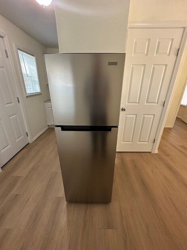Building Photo - Fully update back house! All appliances included!