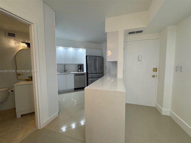 Building Photo - 999 Brickell Bay Dr