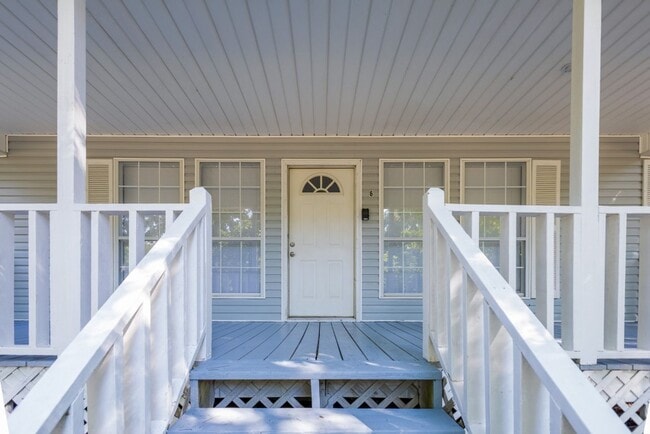 Building Photo - Stylish, Spacious & Updated! Don’t Miss Th...