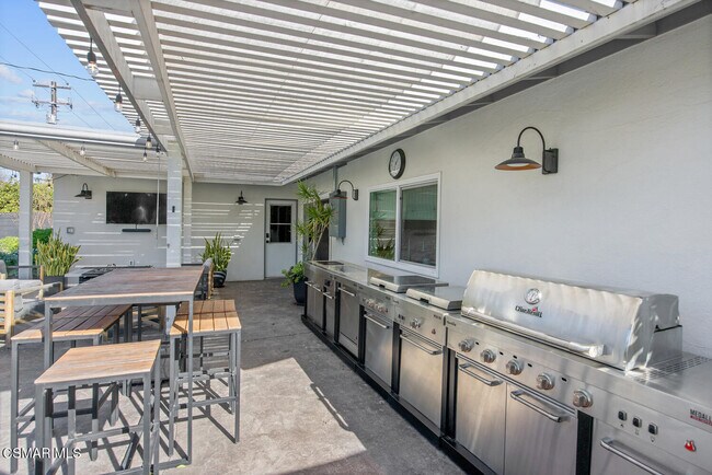 Building Photo - 1449 Norwich Ave