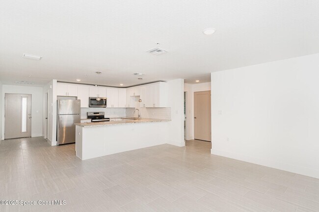 Building Photo - 1635 Par St NE