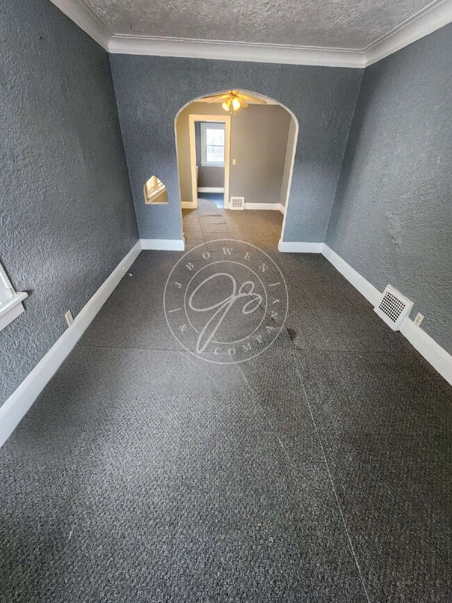 Building Photo - 2 bed with huge bonus finished room in basement!