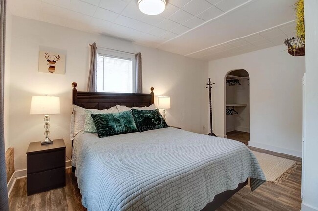 Building Photo - Downtown Bend Darling Cottage – Walk to Everything!