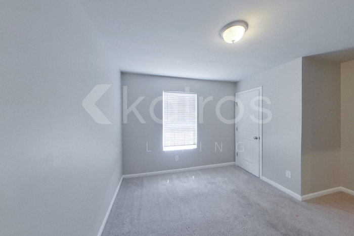 Building Photo - 214 York Ln