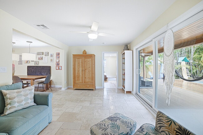 Building Photo - 721 N Lakeside Dr