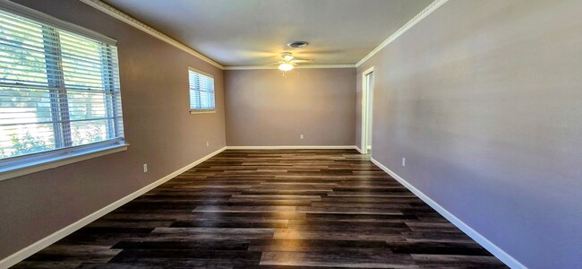 Building Photo - Updated Ranch Style Home in Wedgewood!