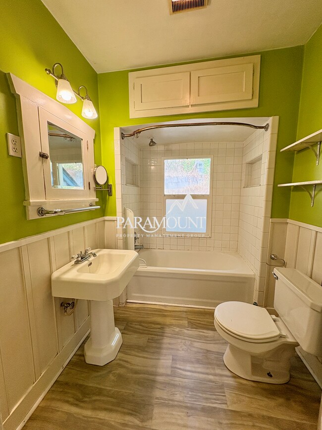 Building Photo - 2 Bedroom with a Water View!
