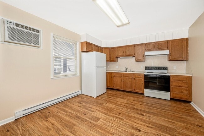 Building Photo - Apartment w/Parking