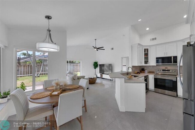 Building Photo - 9585 Carousel Cir S
