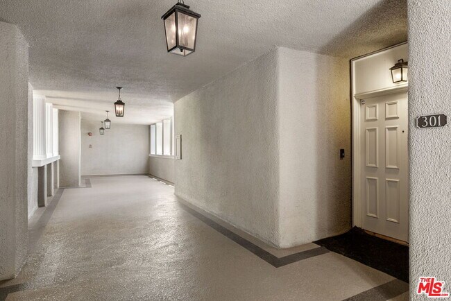 Building Photo - 8455 Fountain Ave