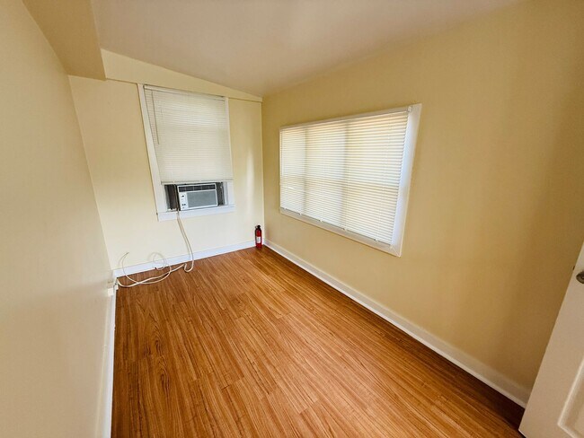 Building Photo - 320 21st Ave S