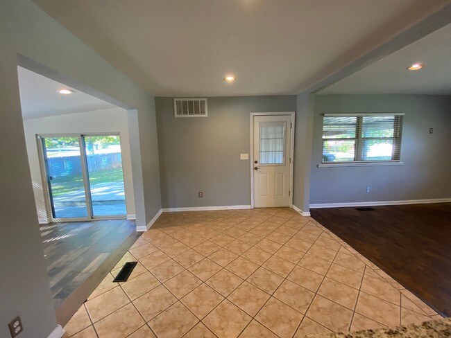 Building Photo - Charming Updated Mid-Century in Fayettevil...