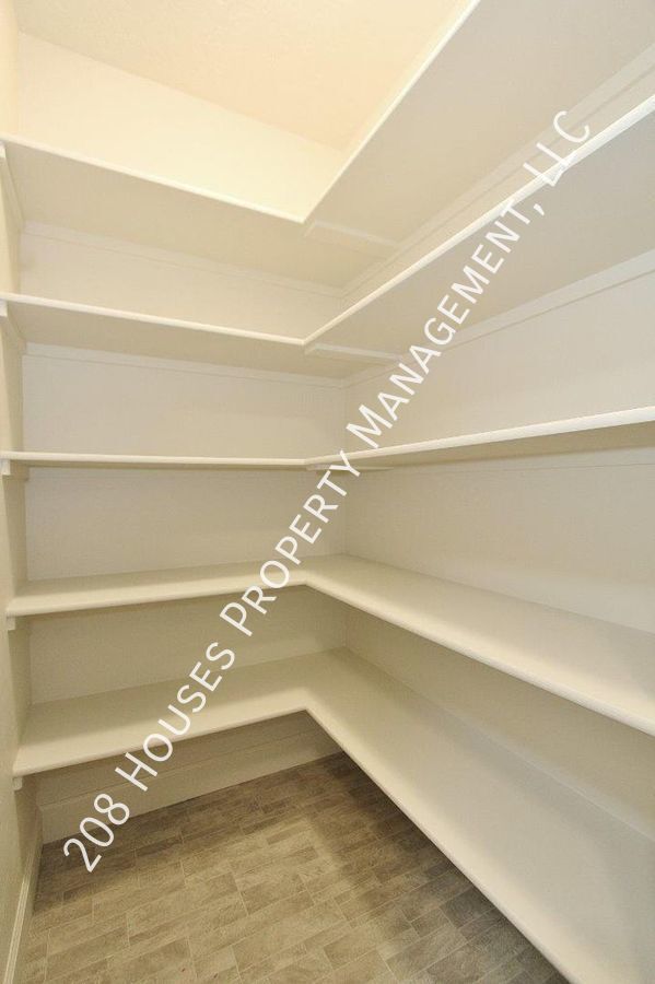 Building Photo - Immaculate Single-Level Home