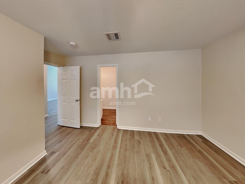 Building Photo - 501 Falcon Lake Dr