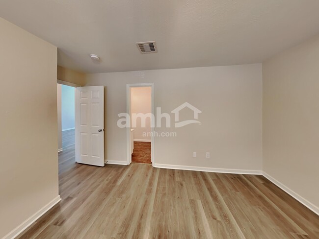 Building Photo - 501 Falcon Lake Dr