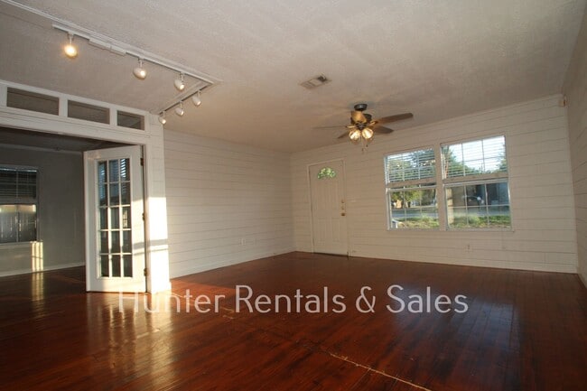 Building Photo - Charming Nolanville Cottage