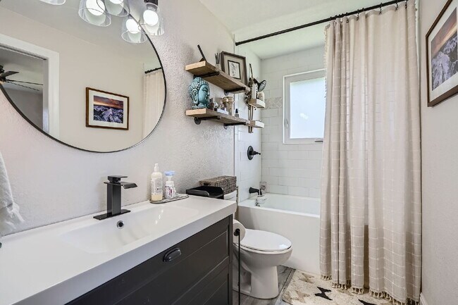 Building Photo - Available September! Charming House for rent in the Crest Club neighborhood!