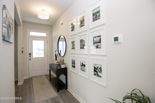 Building Photo - 402 Summer Wind Wy