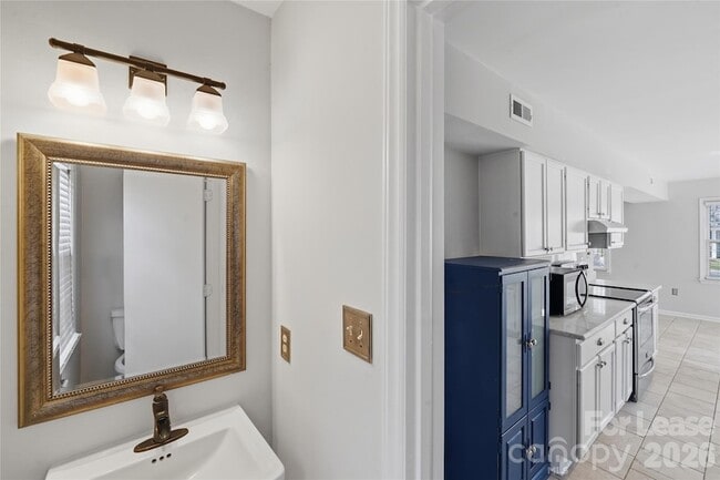 Building Photo - 805 Farm Tree Ln