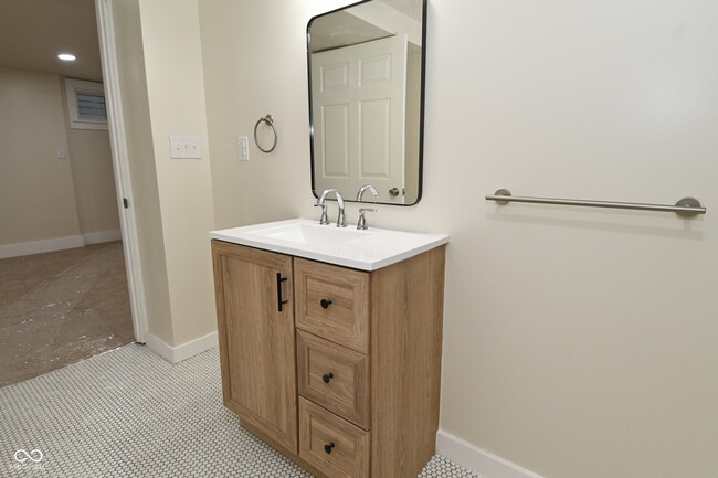 Building Photo - 3928 N Kenwood Ave