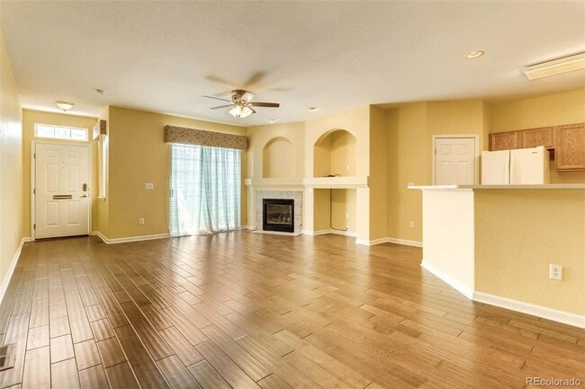 Building Photo - Charming 2 bedroom/ 2-bathroom unit in Castleview Condominium complex- Great location - 1 car gar...