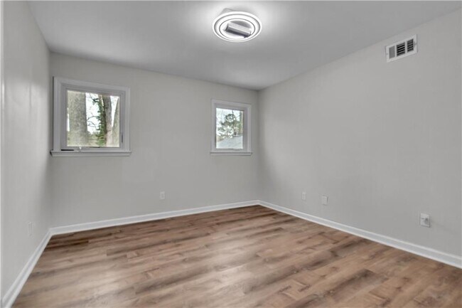 Building Photo - 4497 Glenforest Dr NE