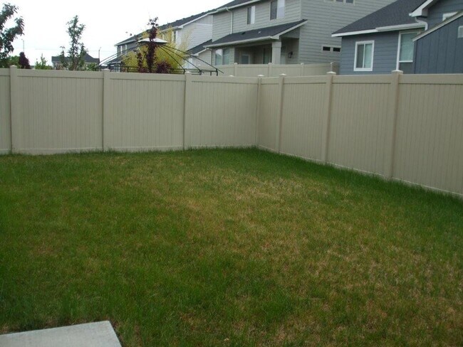 Building Photo - Beautiful  4 bed, 2.5 bath 2 car with extra deep bay and an additional office