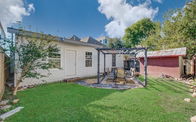 Building Photo - 2111 Summer St