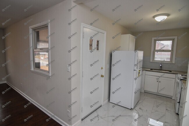 Building Photo - 3 Bedroom House For Lease!!!