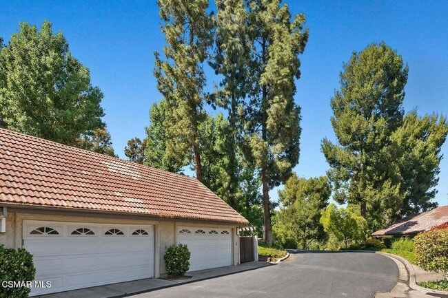 Building Photo - 12 Sparrowhawk Ln