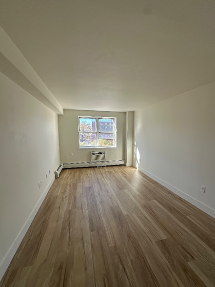 Building Photo - 2-21 Beach 80th St