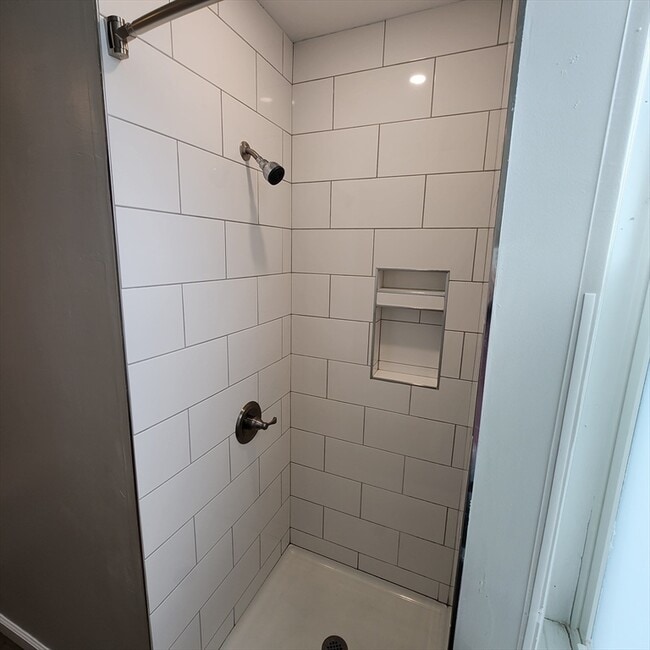 Building Photo - 92.5 Maple St