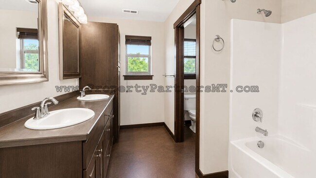 Building Photo - *** Modern *** 3 Bed 2.5 Bath Townhouse