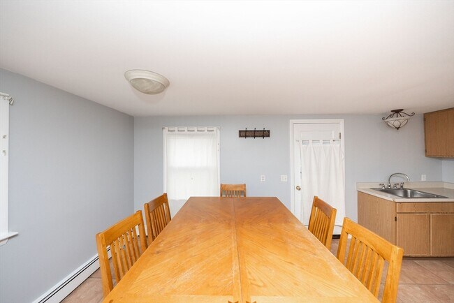 Building Photo - 48 Ray St