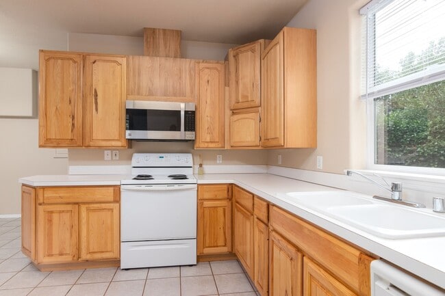 Building Photo - 3 Bed Room 2 Bath No Garage No Carport